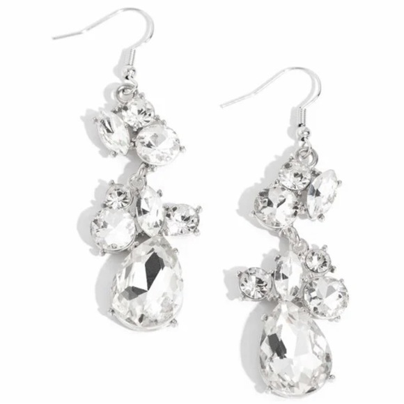 ⚪️💎⚪️ “RHINESTONE REVELER” WHITE RHINESTONE CRYSTAL EARRINGS ~ PAPARAZZI❗️⚪️💎⚪️ - Picture 3 of 5